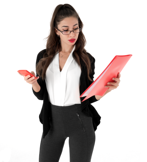Девушка бухгалтер в очках с красной папкой и телефоном в руках